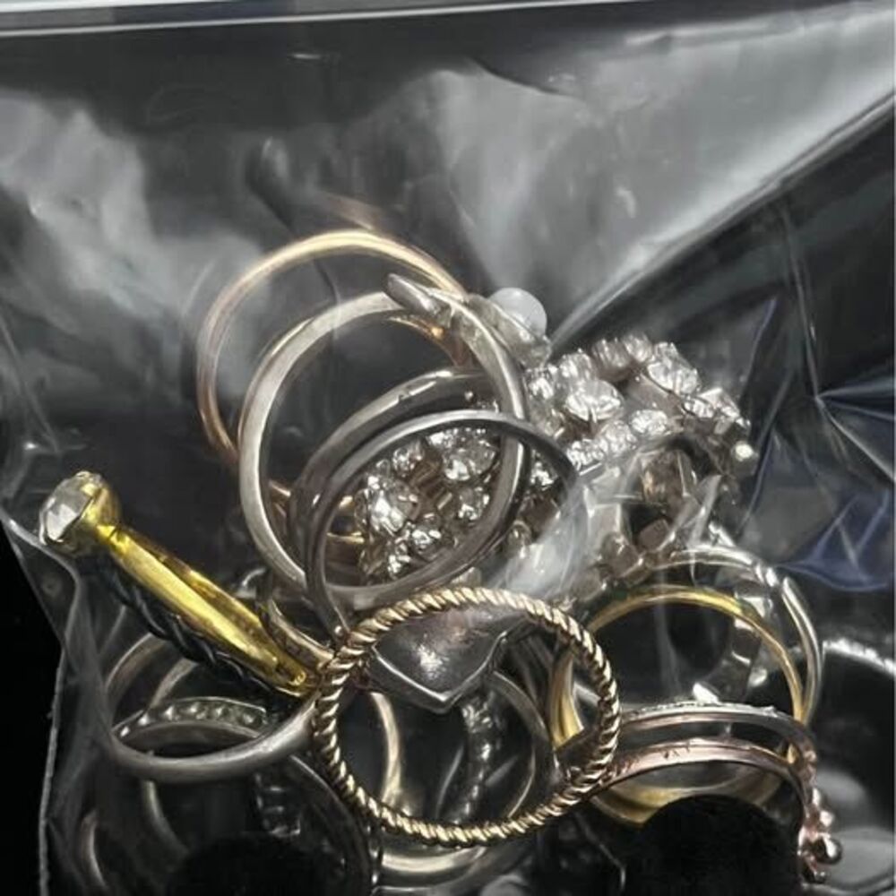 23 Assorted rings - Picture 3 of 3